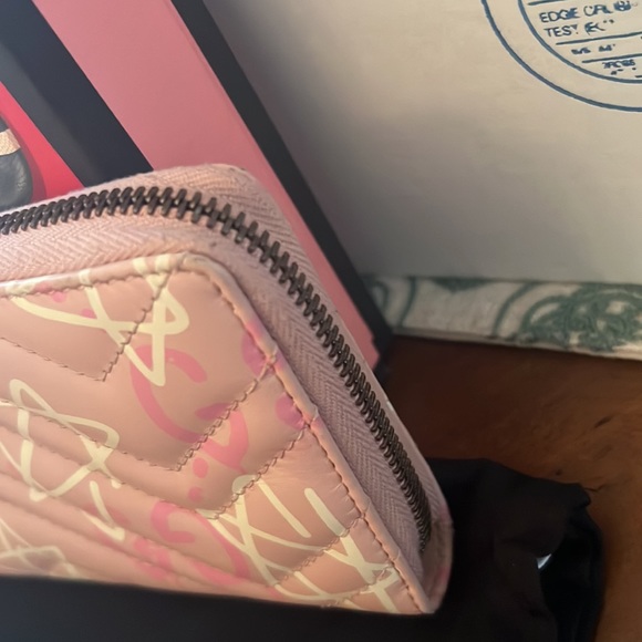 Gucci Ghost Zip Wallet - Picture 3 of 9